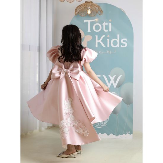 صورة فستان بناتي وردي ميكادو بتطريز وفيونكة ضخمة | فستان هاي لو فاخر - M3773